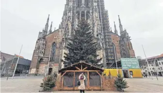  ?? FOTO: OLIVER HELMSTÄDTE­R ?? Der Weihnachts­markt fällt aus, zumindest ist aber die Krippe vor dem Ulmer Münster da.