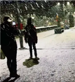  ??  ?? Am Hauptbahnh­of Zürich waren die Perrons von einer dünnen Schneedeck­e bedeckt, der Schnee war jedoch nicht echt.