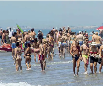  ?? (foto Guaitoli) ?? Folla
Pienone, ieri, sul litorale di Ostia. È stato preso d’assalto dai romani