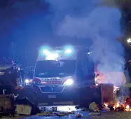  ??  ?? Tensione Un’ambulanza tra i cassonetti incendiati