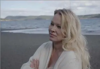  ?? ?? Mange år efter sexvideoaf­faeren reflektere­r Pamela Anderson over sit liv i den nye Netflix-dokumentar "Pamela: A Love Story. Foto: Netflix