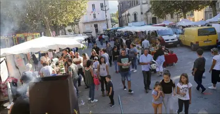  ?? (Photos Hélène Dos Santos) ?? Les fêtes de la châtaigne ont, cette année encore, fait le plein de visiteurs.