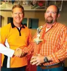  ??  ?? André Els (regs) word deur die voorsitter van Triton-hengelklub, Steve Denny geluk gewens met sy prestasie as kampioenhe­ngelaar van Tritonheng­elklub vir die 2016/17-seisoen.