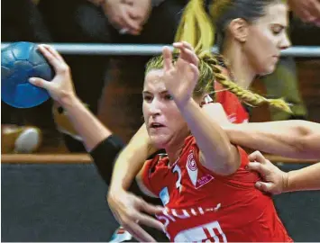  ?? Foto: Ernst Mayer ?? Es geht zur Sache in der Frauen-Bayernliga. Durchsetzu­ngsqualitä­ten sind deshalb besonders gefragt, wie die Günzburger­in Alena Harder in dieser Szene aus dem Heimspiel gegen Erlangen demonstrie­rt.