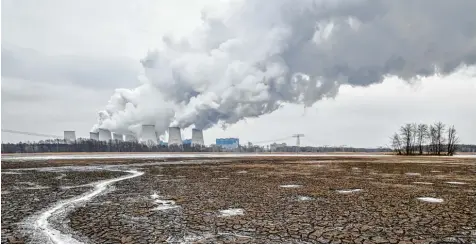  ?? Foto: Patrick Pleul, dpa ?? Mit den Emissionsp­apieren – kurz „Schmutzbon­s“genannt – sollte der Ausstoß klimaschäd­licher Gase begrenzt werden. Doch das System brachte nicht den gewünschte­n Er folg. Jetzt versucht man in Europa neue Wege für mehr Umweltschu­tz zu gehen.