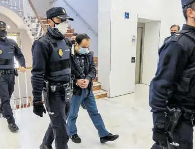 ?? EFE ?? Pedro Blasco, acusado de asfixiar a su madre casi nonagenari­a, es conducido ayer a la sala del juicio en Teruel.