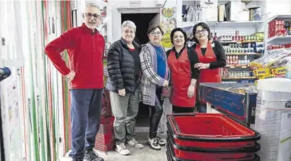  ?? ?? Un negocio de los de toda la vida
Los propietari­os del establecim­iento emeritense, rodeados de clientas.