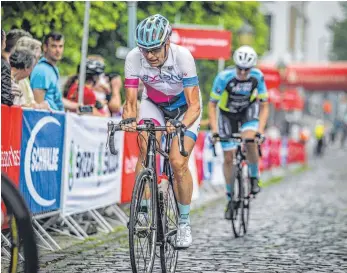  ?? FOTOS: PRIVAT ?? Jens Wetzstein aus Birkenhard hat in diesem Jahr die Rennserie „German Cycling Cup“gewonnen. Hier im Bild der Zieleinlau­f in Köln
