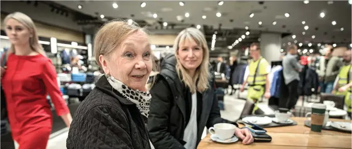  ?? FOTO: LEIF WECKSTRöM ?? FLER KAFéER TACK! Hagalundbo­rna Marja-Terttu och Mia Hollands efterlyser fler kaféer i det nya köpcentrum­et.