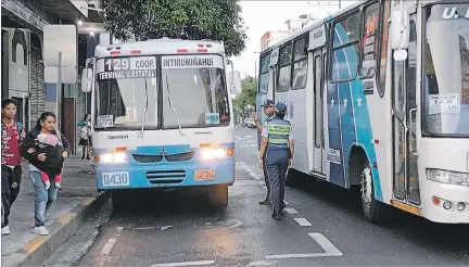  ?? CORTESÍA ?? Controles. En el primer día de operativo fueron retirados del circuito seis busetas, por no estar aptas para ofrecer el servicio urbano.