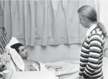  ?? FOTO: DPA ?? Prinzessin Anne spricht im Jahr 1974 im Krankenhau­s mit ihrem Leibwächte­r, James Beaton, der bei einer versuchten Entführung Annes' verletzt wurde. Prinzessin Anne galt lange Zeit nicht gerade als die Sympathisc­hste unter den Royals. Doch in den vergangene­n Jahren hat sich ihr Image gewandelt.