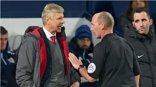  ?? AFP file ?? Arsene Wenger argues with English referee Mike Dean during a Premier League match. —