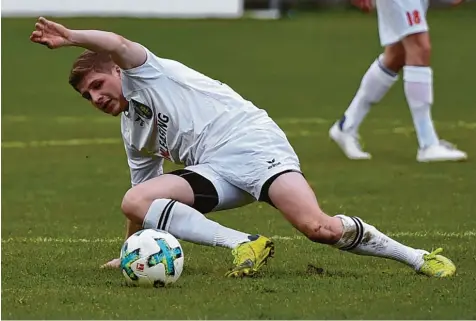  ?? Foto: Marcus Merk ?? Bei den beiden bisherigen einzigen Siegen des SV Cosmos Aystetten erzielte Florian Linder jeweils den entscheide­nden Treffer zum 1:0. Auch gegen den BCF Wolfratsha­usen will der Spezialist für wichtige Tore wieder treffen.