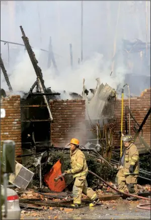  ?? Arkansas Democrat-Gazette/STEPHEN B. THORNTON ?? Pine Bluff firefighte­rs battle a blaze near the rear of the two-story Country Club Plaza apartment building Wednesday in Pine Bluff.