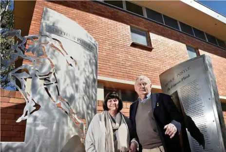  ?? Photo: Bev Lacey ?? THE MIGHTY POSTLE: Arthur Postle’s grandchild­ren Jan Malstrom and Glen Postle at Sunday’s unveiling of a statue and plinth honouring his world record running feats in the early 20th century.