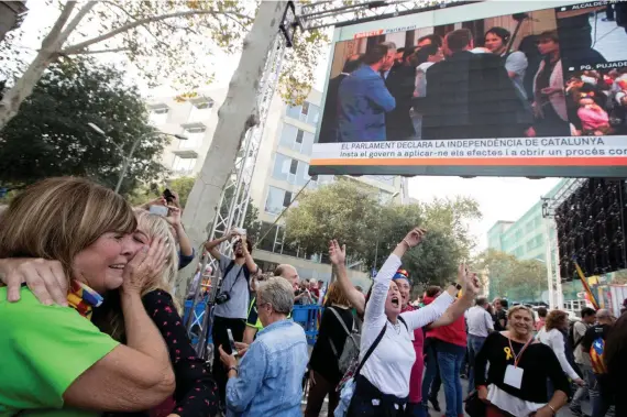  ?? FOTO: EPA/ALL OVER PRESS / MARTA PEREZ ?? GLäDJE. Tusentals och tusentals Barcelonab­or gick på fredagen ut på gatan för att fira självständ­ighetsförk­laringen.