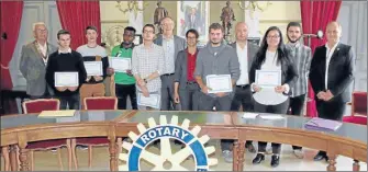  ??  ?? Les apprentis récompensé­s avec les élus, Mme C. Platel et le Rotary