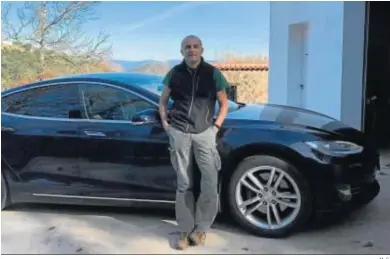  ?? M. G. ?? Carlos Hidalgo, también con un Tesla; vive en Cortegana y fue a Noruega a comprarlo.