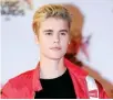  ??  ?? Emocionada ante la propuesta de intercambi­ar mensajes de texto con Justin Bieber, la joven víctima aceptó la oferta.