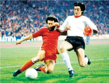  ?? BILD: IMAGO ?? München gegen Liverpool: Im April 1981 scheiterte der FC Bayern (links Paul Breitner) im Halbfinale des Europapoka­ls der Landesmeis­ter am FC Liverpool (Alan Hansen).