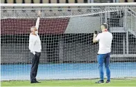  ?? [ Getty ] ?? Nach Hinweisen seiner Goalies dokumentie­rte Jose´ Mourinho das fünf Zentimeter zu niedrige Tor in Skopje.