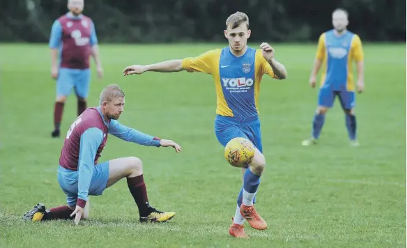  ??  ?? Sunday league action between Grindon Broadway (yellow) and Hall Farm Doxy Lad.