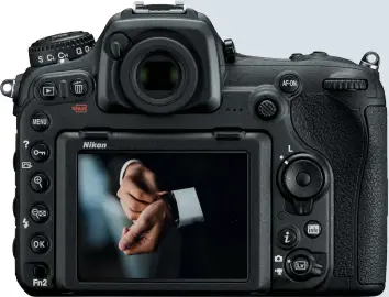  ??  ?? Schwenkmon­itor Der TFT-Monitor der Nikon D500 ist touchfähig und lässt sich mit einem Handgriff aus dem Gehäuse klappen.