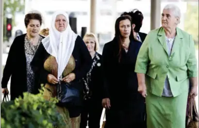  ?? © afp ?? Een delegatie van de ‘Moeders van Srebrenica’ aan de rechtbank in Den Haag.