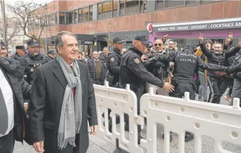  ?? // EP ?? Empleados de Vitrasa en una manifestac­ión increpan al alcalde de Vigo, Abel Caballero, el pasado diciembre