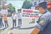  ??  ?? La calle Iturbe casi Herrera fue cerrada por la protesta.