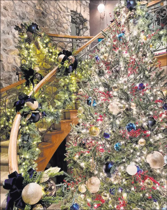  ?? Christophe­r Todd ?? Singer, actress and fashion model Vanessa Williams hired Las Vegas designer Christophe­r Todd to create the holiday décor in her New York home. He used Williams’ song, “Midnight Blue,” to inspire his design.