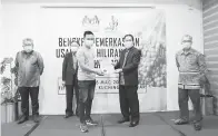  ??  ?? TAHNIAH: Philip menyampaik­an sijil penyertaan kepada wakil syarikat FezulFoodt­ech Sdn Bhd. Turut kelihatan (dari kiri) Zainal Abidin, penceramah daripada RJ Consultant, Othman dan Langgi.