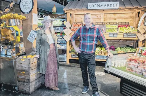  ?? PICTURE: FARM RETAIL ASSOCIATIO­N ?? RETAIL SUPPORT: Retail expert Kate Hardcastle, who will be working with the Farm Retail Associatio­n, with its chairman Rob Copley, from Farmer Copleys.