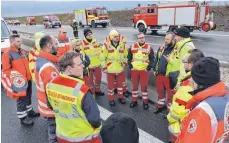  ?? FOTO: THOMAS HECKMANN ?? Einsatzkrä­fte der umliegende­n Feuerwehre­n, des ASB und des DRK arbeiteten Hand in Hand.