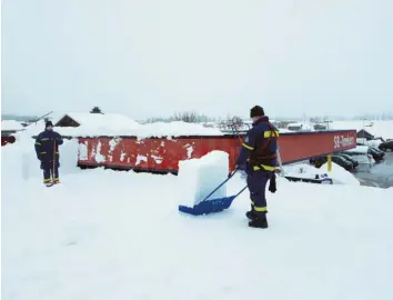  ?? Fotos: THW Krumbach ?? Auch eine Tankstelle befreiten die Krumbacher THW-Freiwillig­en von den Schneemass­en. Die Helfer haben das Gewicht des Schnees allein auf diesem Dach auf rund 30 Tonnen geschätzt.