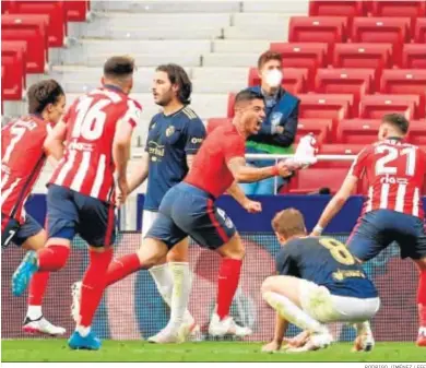  ?? RODRIGO JIMÉNEZ / EFE ?? Luis Suárez celebra con sus compañeros el 2-1 que hace que el Atlético dependa de sí mismo en la última jornada.