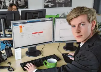  ?? Foto: Ulrich Wagner ?? Oliver Seefried arbeitet bei der IT Beratungsf­irma Prodyna in Augsburg. Dort macht er eine Ausbildung zum Fachinform­atiker für Systeminte­gration.