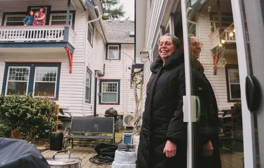  ?? TOJO ANDRIANARI­VO/THE NEW YORK TIMES ?? Vona da Silva, right, who lives in an accessory dwelling unit, or ADU, next to a house occupied by her daughter, Pia da Silva, and her children, in Portland, Oregon.