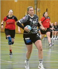  ?? Foto: Oliver Reiser ?? Sieben Tore steuerte Anne Päckert zum 28:21-Sieg der SG 1871 Augsburg/ Gersthofen gegen den TSV Neusäß bei. Lisa Thiel (links) und Michelle Jorde haben das Nachsehen.