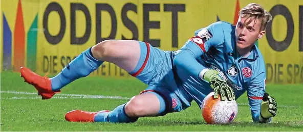  ?? FOTO: IMAGO ?? Torwart Florian Müller wechselte als Jugendlich­er zum Fußball-Bundesligi­sten FSV Mainz 05. Heute spielt der Saarländer mit der U 23 in der 3. Liga – bald könnte es die Bundesliga sein.