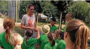  ?? Foto: Gerald Müller ?? Julia Scharf gestern umringt im SOS-Kinderdorf in Gera.