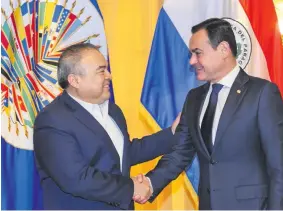  ?? ?? El secretario adjunto de la Organizaci­ón de Estados Americanos (OEA), Néstor Méndez (izq.), saluda al canciller nacional Rubén Ramírez. Fue ayer en Washington.