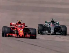  ??  ?? Kimi Raikkonen, 39 anni, davanti a Lewis Hamilton, 33, a Austin