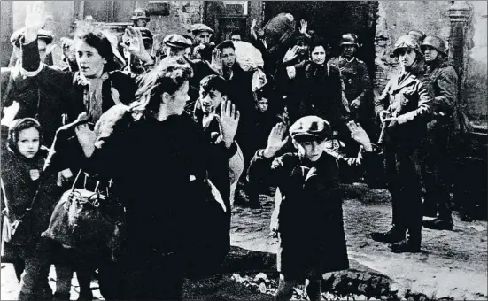  ?? PHOTO 12 / GETTY ?? Un grup de jueus polonesos, nens inclosos, sent arrestats per tropes alemanyes al gueto de Varsòvia durant la Segona Guerra Mundial