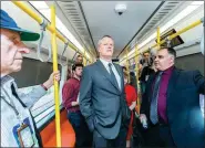  ?? XINHUA ?? Massachuse­tts officials examine China-made metro compartmen­ts in Boston last week.