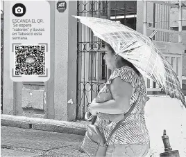  ?? ?? ESCANEA EL QR. Se espera “calorón” y lluvias en Tabasco esta semana. • Mujeres en Villahermo­sa echan mano de sombrillas para mitigar los rayos solares y no ser una víctima de los 'golpes de calor'.