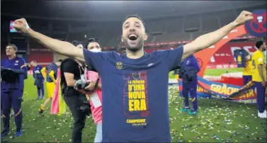  ??  ?? Jordi Alba celebra el título de Copa el pasado sábado en La Cartuja.