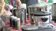  ?? The Sentinel-Record/Tyler Wann ?? ■ Teams prepare their pots of chili prior to the start of the annual Tom Daniel Holiday Chili Cook-Off on Monday at Exchange Street Parking Plaza.