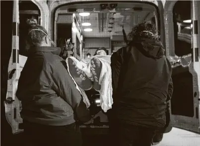  ?? Godofredo A. Vásquez / Staff photograph­er ?? Paramedics load up a patient in need of dialysis Wednesday on an ambulance leaving United Memorial Medical Center.