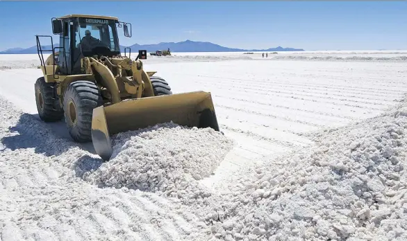  ?? GETTY IMAGES FILES ?? If a lawsuit by billionair­e Chilean businessma­n Julio Ponce drags on, some analysts believe Saskatchew­an-based Nutrien may be forced to ditch its Chinese buyer for SQM and sell its stake in the lithium producer on the open market — for as much as US$1 billion less than the original price.